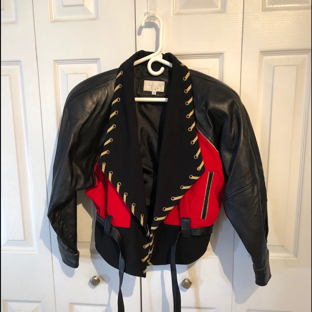 Cache jacket in size small